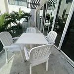 Spacious Apartment 1 Block From The Beach