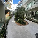 Spacious Apartment 1 Block From The Beach