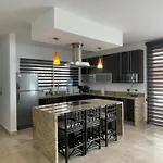 Spacious Apartment 1 Block From The Beach