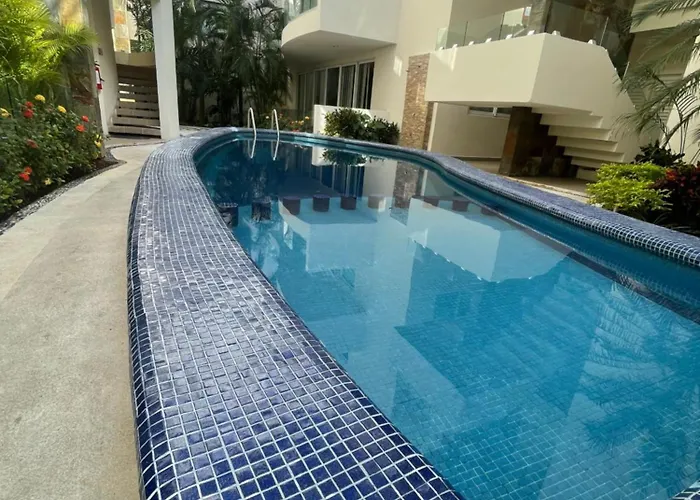 Spacious Apartment 1 Block From The Beach